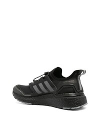 schwarze Sportschuhe von adidas