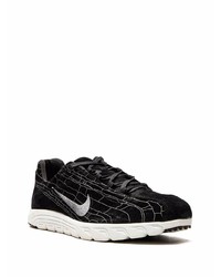 schwarze Sportschuhe von Nike