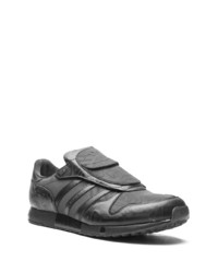 schwarze Sportschuhe von adidas