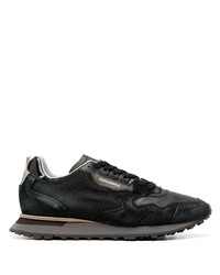 schwarze Sportschuhe von Moma