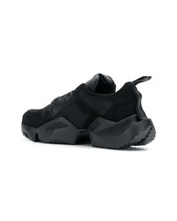 schwarze Sportschuhe von Unravel Project