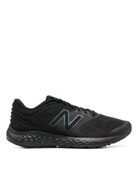 schwarze Sportschuhe von New Balance