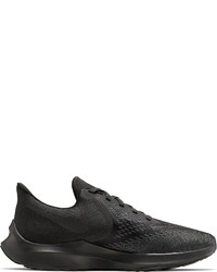 schwarze Sportschuhe von Nike