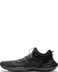 schwarze Sportschuhe von Nike