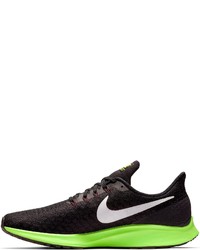 schwarze Sportschuhe von Nike