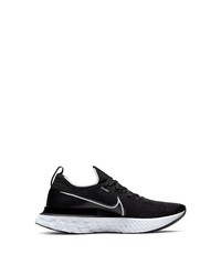 schwarze Sportschuhe von Nike