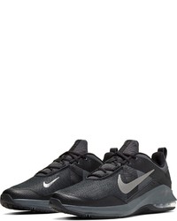 schwarze Sportschuhe von Nike