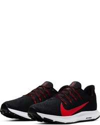 schwarze Sportschuhe von Nike