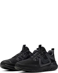 schwarze Sportschuhe von Nike