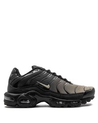 schwarze Sportschuhe von Nike