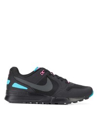 schwarze Sportschuhe von Nike