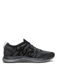 schwarze Sportschuhe von Nike