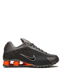 schwarze Sportschuhe von Nike