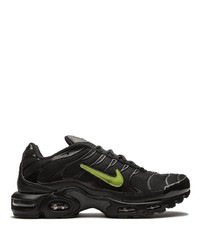 schwarze Sportschuhe von Nike