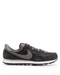 schwarze Sportschuhe von Nike