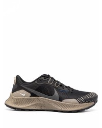 schwarze Sportschuhe von Nike