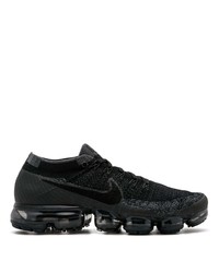 schwarze Sportschuhe von Nike