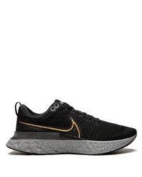 schwarze Sportschuhe von Nike