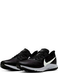 schwarze Sportschuhe von Nike