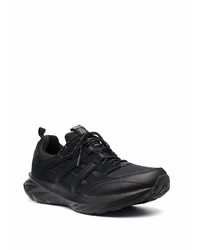 schwarze Sportschuhe von Asics