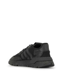 schwarze Sportschuhe von adidas