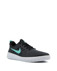 schwarze Sportschuhe von Nike