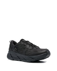 schwarze Sportschuhe von Hoka One One