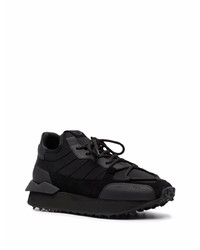 schwarze Sportschuhe von Leandro Lopes