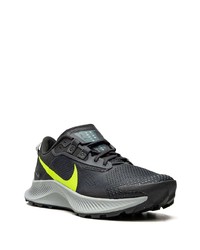 schwarze Sportschuhe von Nike