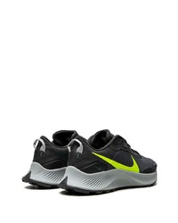 schwarze Sportschuhe von Nike