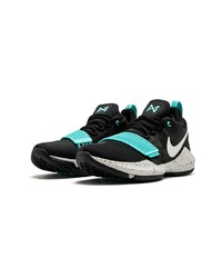 schwarze Sportschuhe von Nike