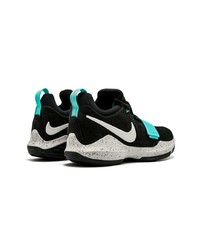 schwarze Sportschuhe von Nike