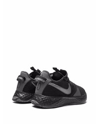 schwarze Sportschuhe von Nike