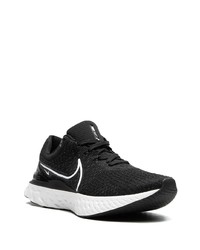 schwarze Sportschuhe von Nike