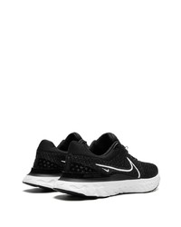 schwarze Sportschuhe von Nike