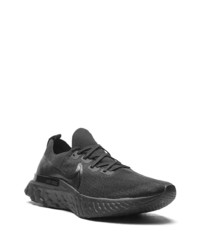 schwarze Sportschuhe von Nike