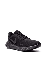 schwarze Sportschuhe von Nike