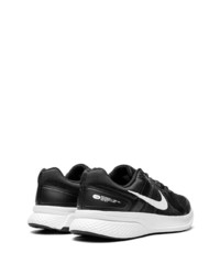 schwarze Sportschuhe von Nike