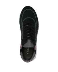 schwarze Sportschuhe von Ghoud