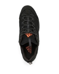 schwarze Sportschuhe von adidas