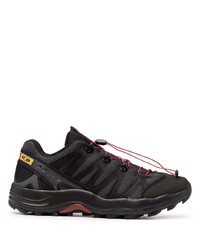 schwarze Sportschuhe von Salomon