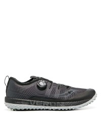 schwarze Sportschuhe von Saucony