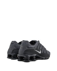 schwarze Sportschuhe von Nike