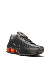 schwarze Sportschuhe von Nike