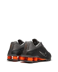 schwarze Sportschuhe von Nike