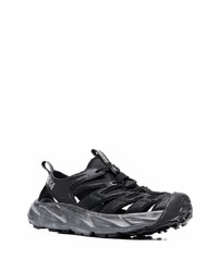 schwarze Sportschuhe von Hoka One One