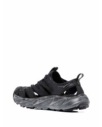 schwarze Sportschuhe von Hoka One One