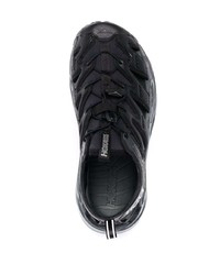 schwarze Sportschuhe von Hoka One One