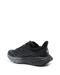 schwarze Sportschuhe von Hoka One One