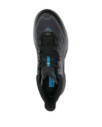 schwarze Sportschuhe von Hoka One One